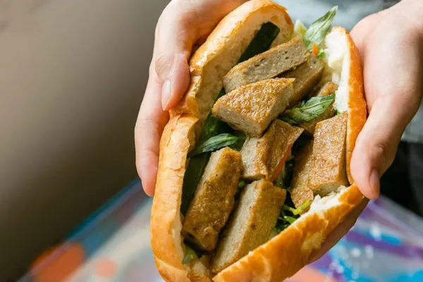 Bánh mì chả cá bao nhiêu calo – Cách ăn không sợ mập