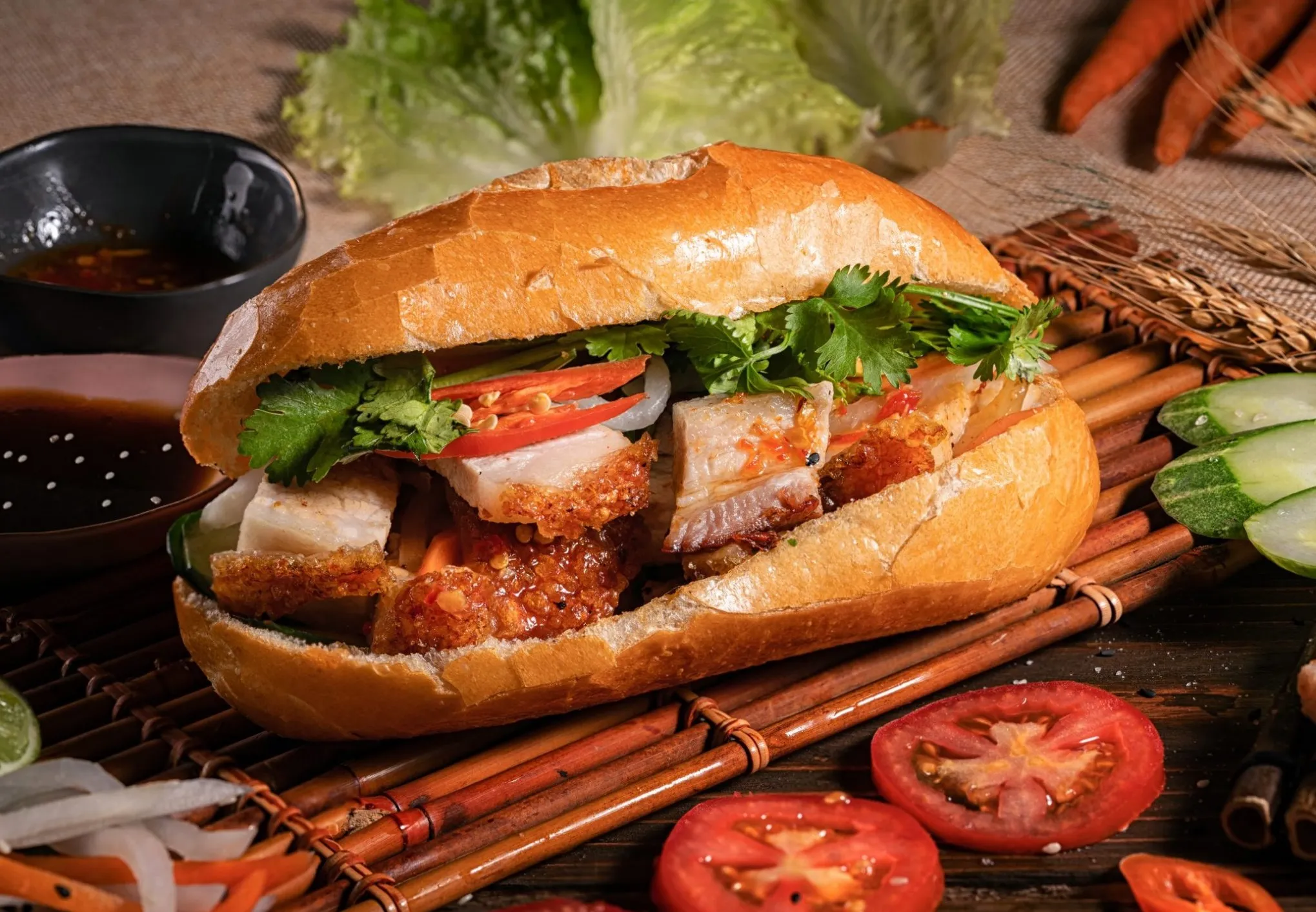 Bánh mì heo quay bao nhiêu calo – Cách ăn giữ dáng không lo tăng cân