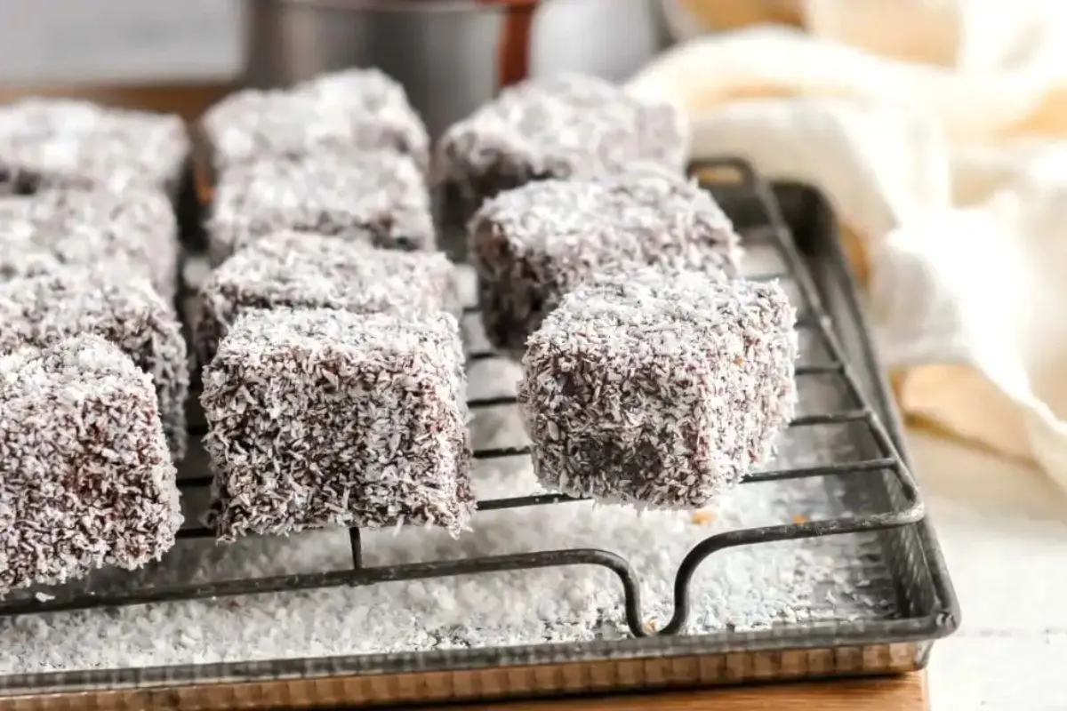 Bật mí cách làm bánh lamington hương cam thơm nồng, uống kèm trà chiều cực hợp