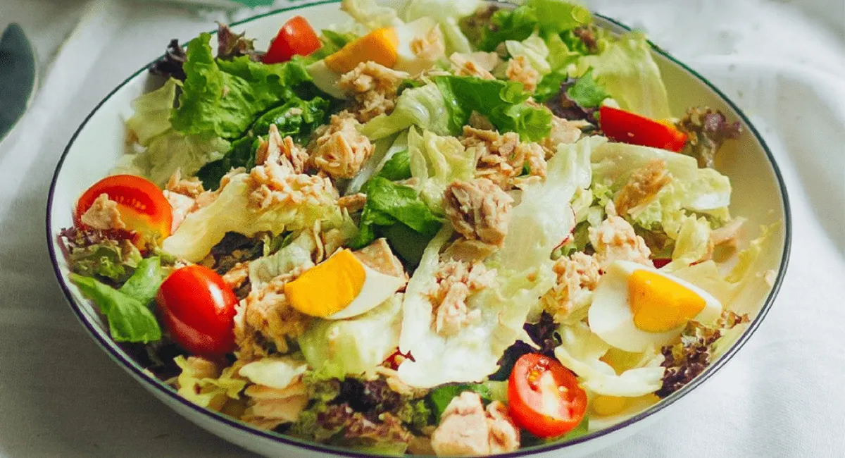 Bỏ túi ngay cách làm salad cá ngừ thanh mát, giàu dinh dưỡng cho cả gia đình