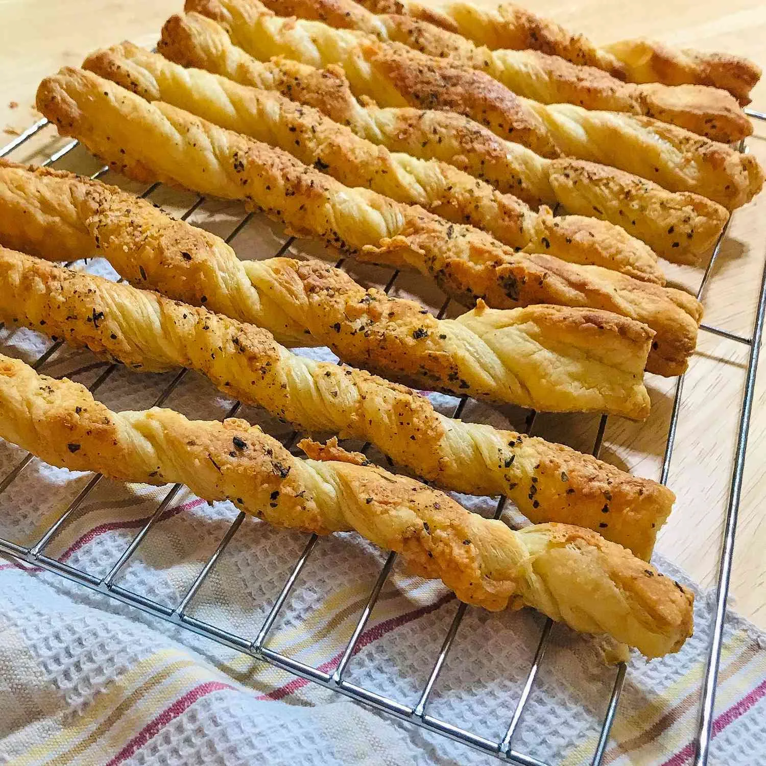 Cách làm cheese stick – bánh quy phô mai que thơm ngon, giòn rụm tại nhà