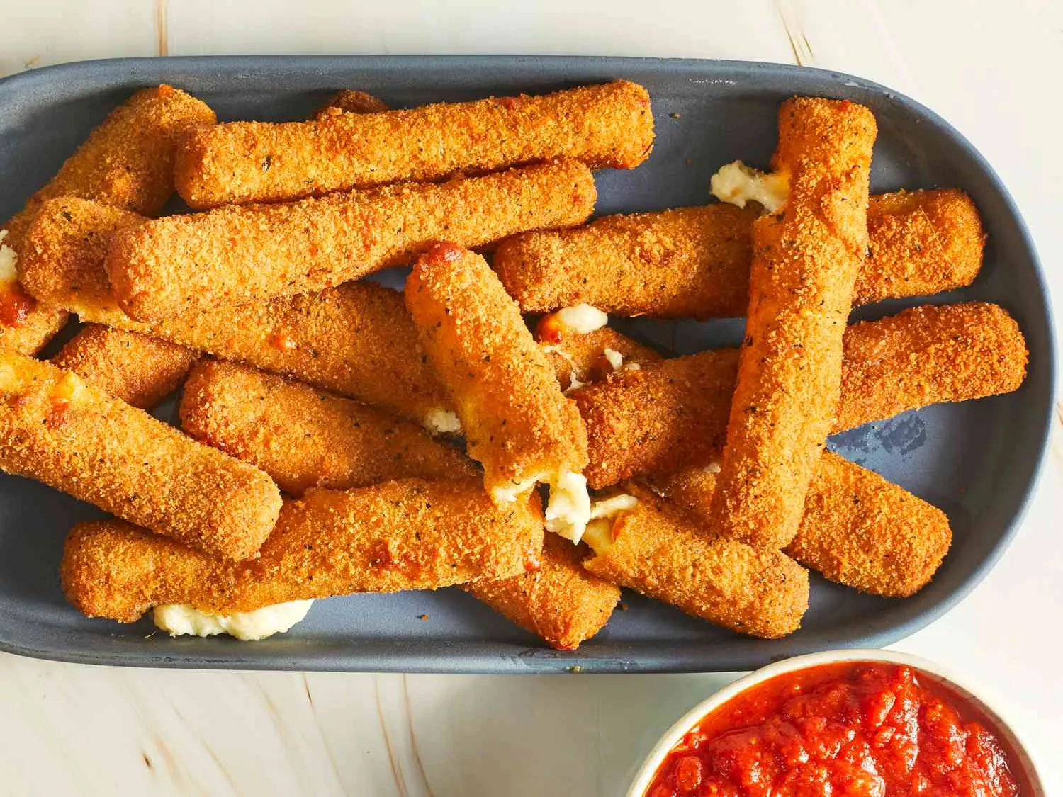 Cách làm cheese stick – bánh quy phô mai que thơm ngon, giòn rụm tại nhà