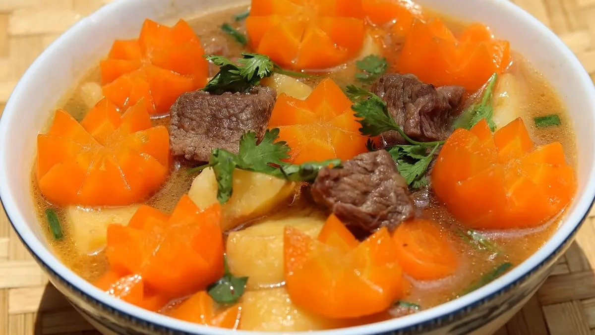 Cách nấu cà ri bò khoai tây cà rốt ngon chuẩn vị như nhà hàng