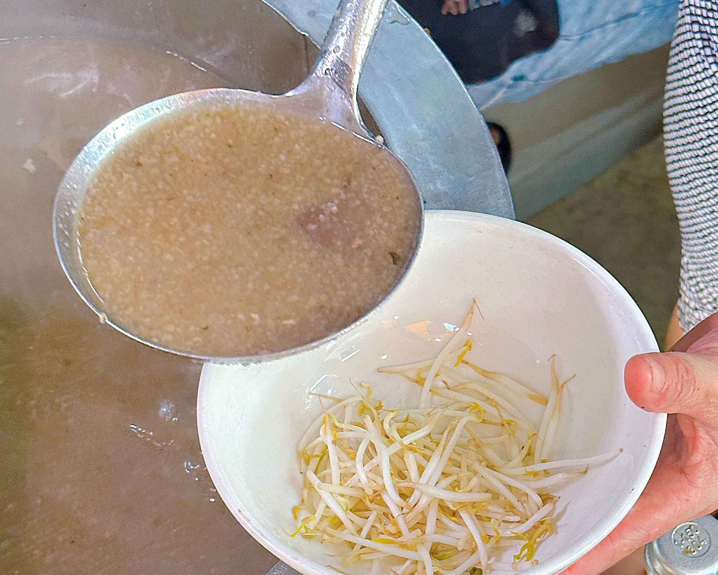 Cách nấu cháo gạo rang đầy đủ dinh dưỡng cho gia đình