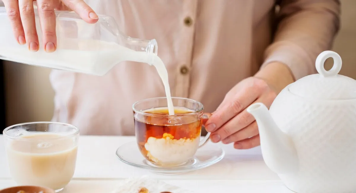 Cách nấu trà sữa truyền thống bằng sữa tươi tại nhà vạn người mê