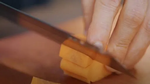 Cách tỉa cà rốt nấu bò kho khéo léo khiến mẹ chồng phải khen nức nở