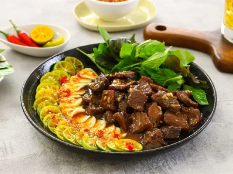 Làm ngay món bò lắc cà pháo chua chua, cay cay, giòn giòn cực cuốn