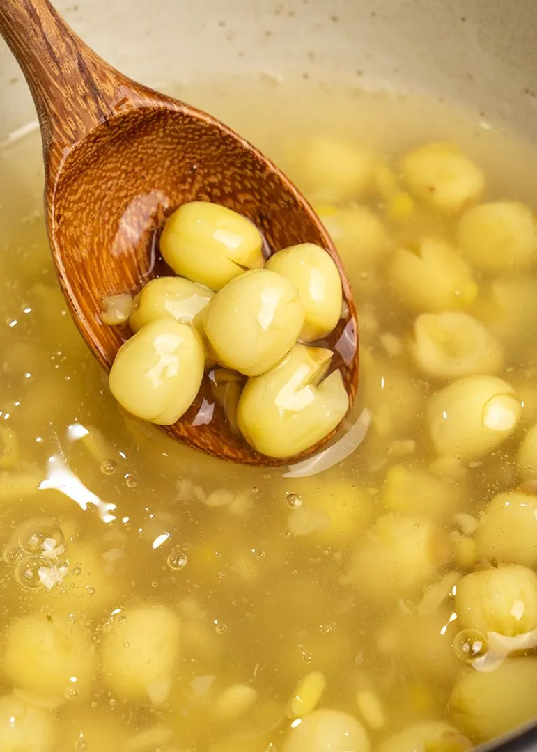 LƯU NGAY: Cách nấu chè hạt sen nhãn khô táo đỏ siêu bổ dưỡng cho cả gia đình