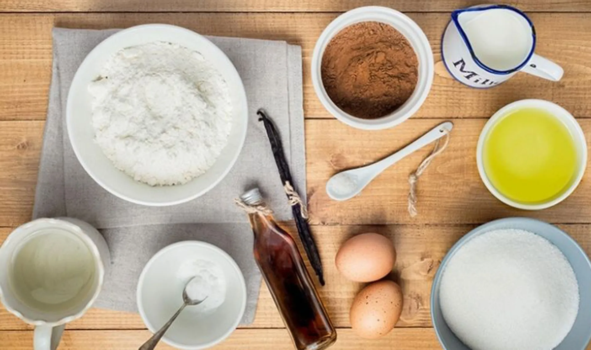Nguyên liệu làm bánh bông lan gồm những gì? Bật mí cách làm bánh mềm xốp ngày tại nhà