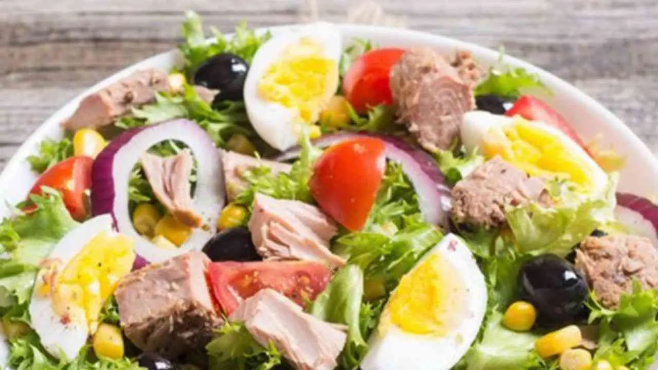 Thực hành ngay món salad cá thu giảm cân giữ dáng đảm bảo ai cũng mê