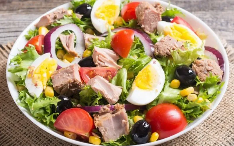 Thực hành ngay món salad cá thu giảm cân giữ dáng đảm bảo ai cũng mê